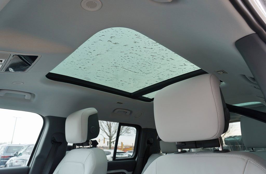 New 2026 Land Rover Defender 130 X-Dynamic SE image 15