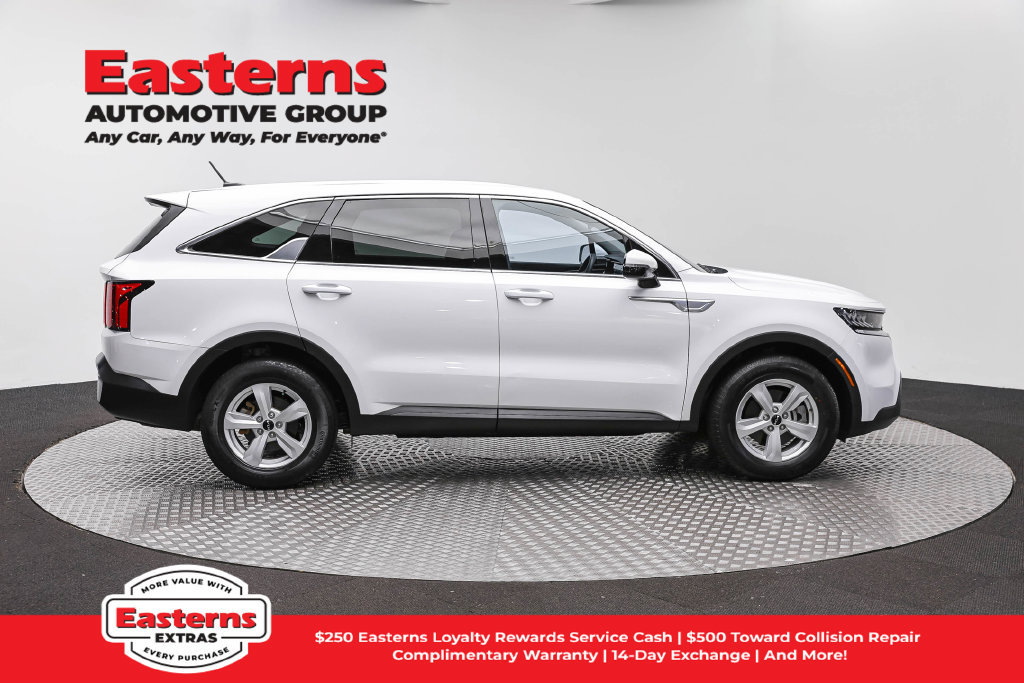 Used 2023 Kia Sorento LX FWD image 5