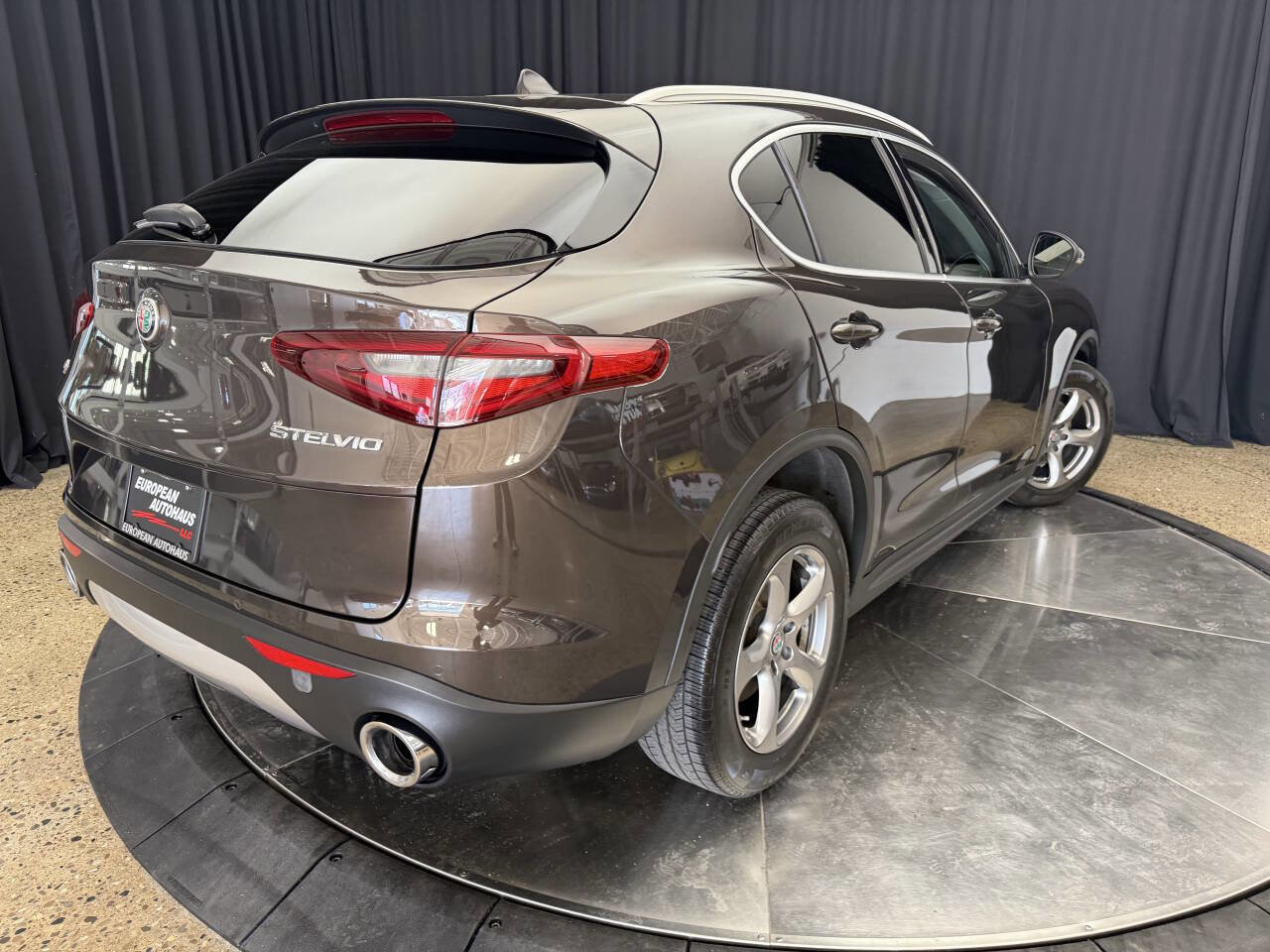 Used 2018 Alfa Romeo Stelvio AWD image 9