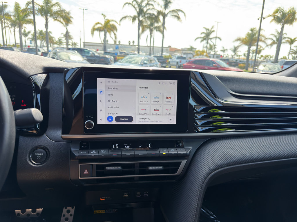 Used 2025 Toyota Camry Hybrid FWD image 13
