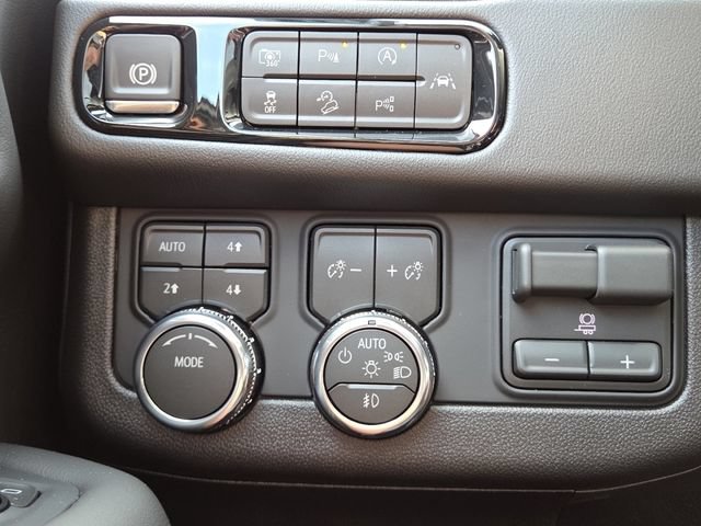 New 2026 GMC Yukon XL Elevation w/ Elevation Premium Package AWD/4WD image 32