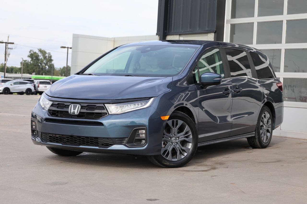Used 2025 Honda Odyssey Touring image 3