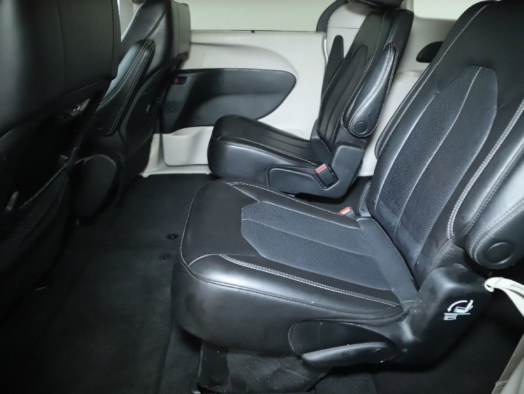 Used 2023 Chrysler Pacifica Touring-L FWD image 13