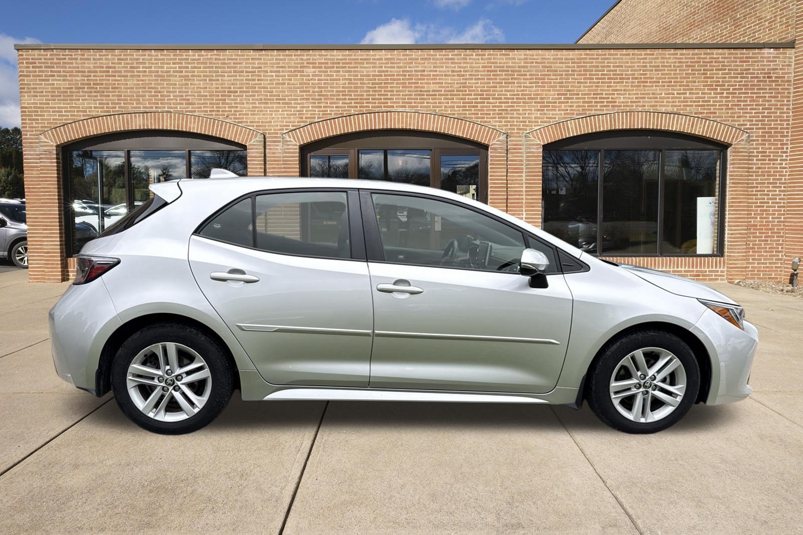 Used 2019 Toyota Corolla SE w/ SE Option Package FWD image 2