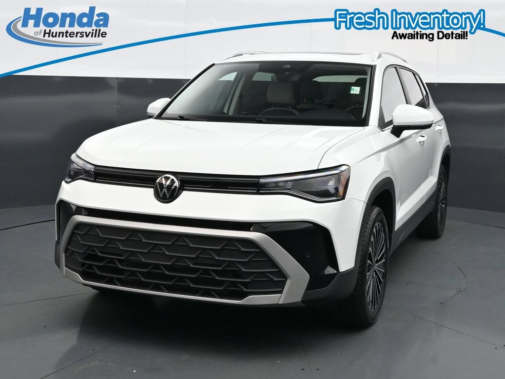 Used 2025 Volkswagen Taos SE w/ Panoramic Sunroof Package FWD image 4