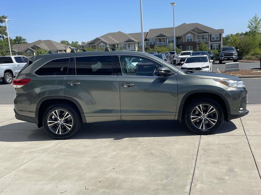 Used 2017 Toyota Highlander Plus AWD/4WD image 5