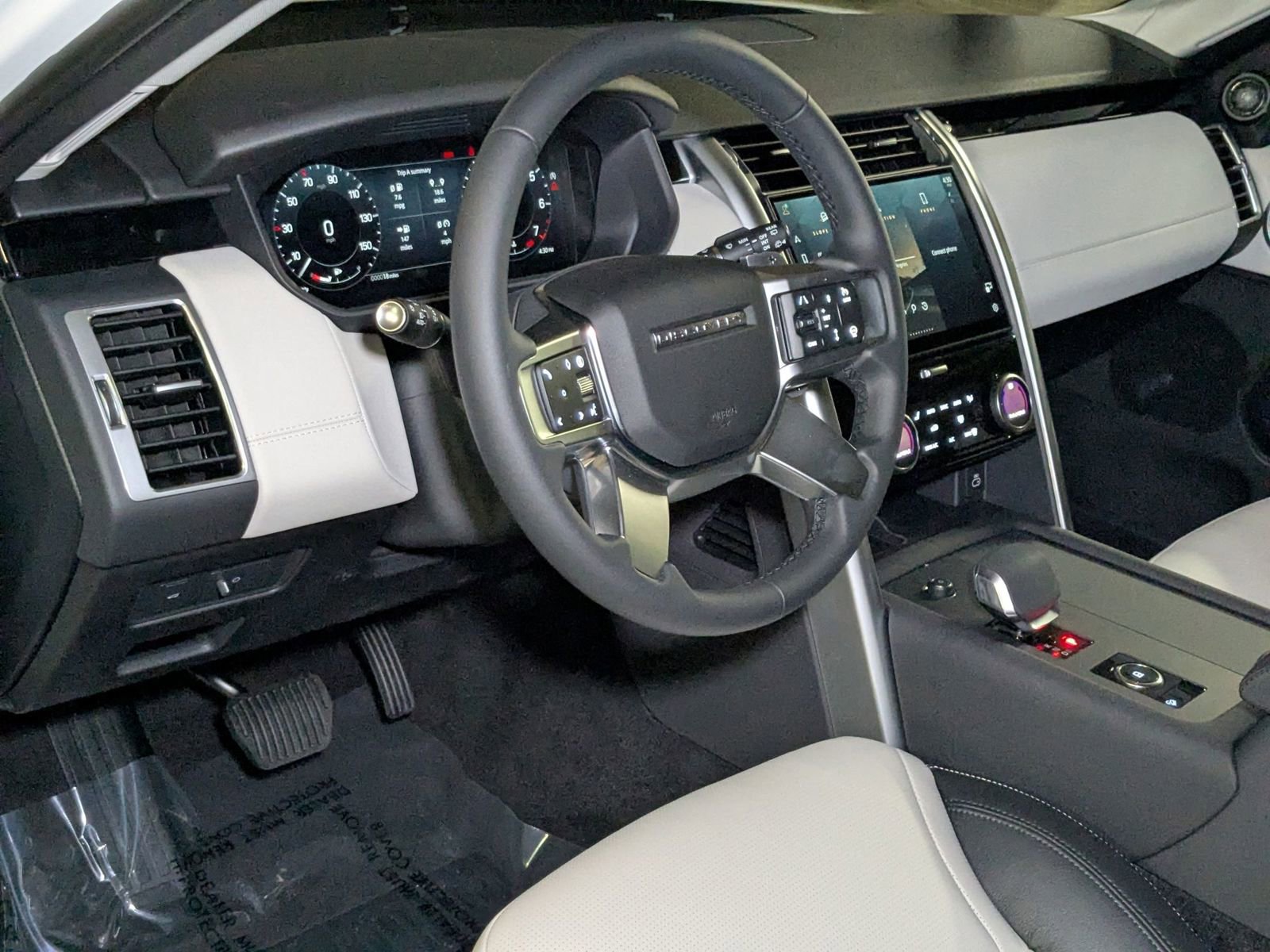 New 2025 Land Rover Discovery S image 3