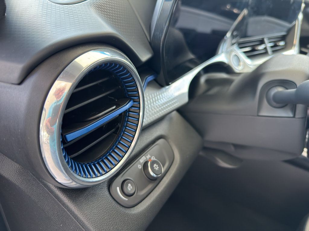 Used 2025 Chevrolet Trax LT FWD image 8