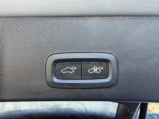 Used 2023 Volvo XC40 B5 Plus image 34