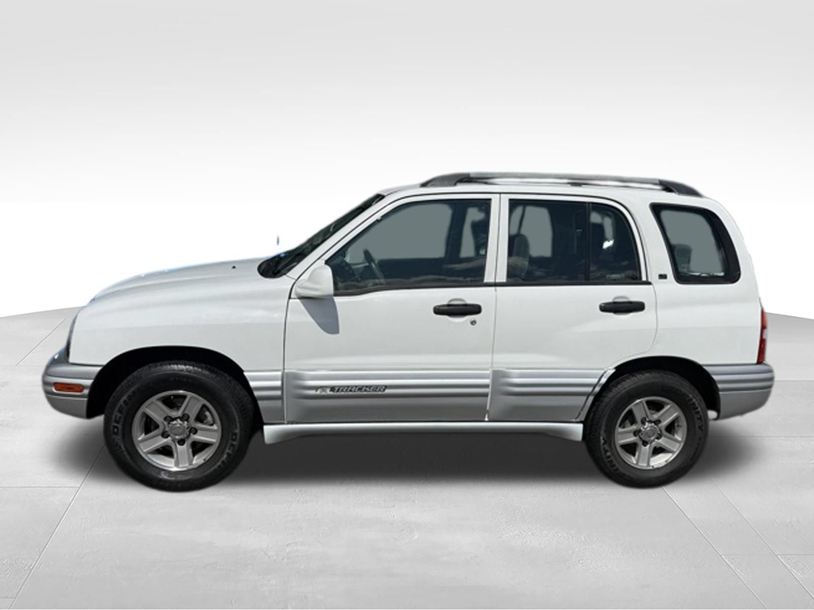 Used 2002 Chevrolet Tracker LT RWD image 2