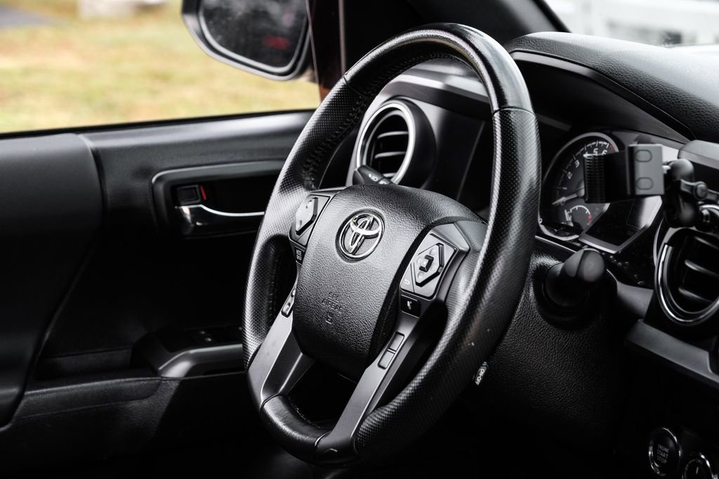 Used 2021 Toyota Tacoma TRD Off-Road AWD/4WD image 11