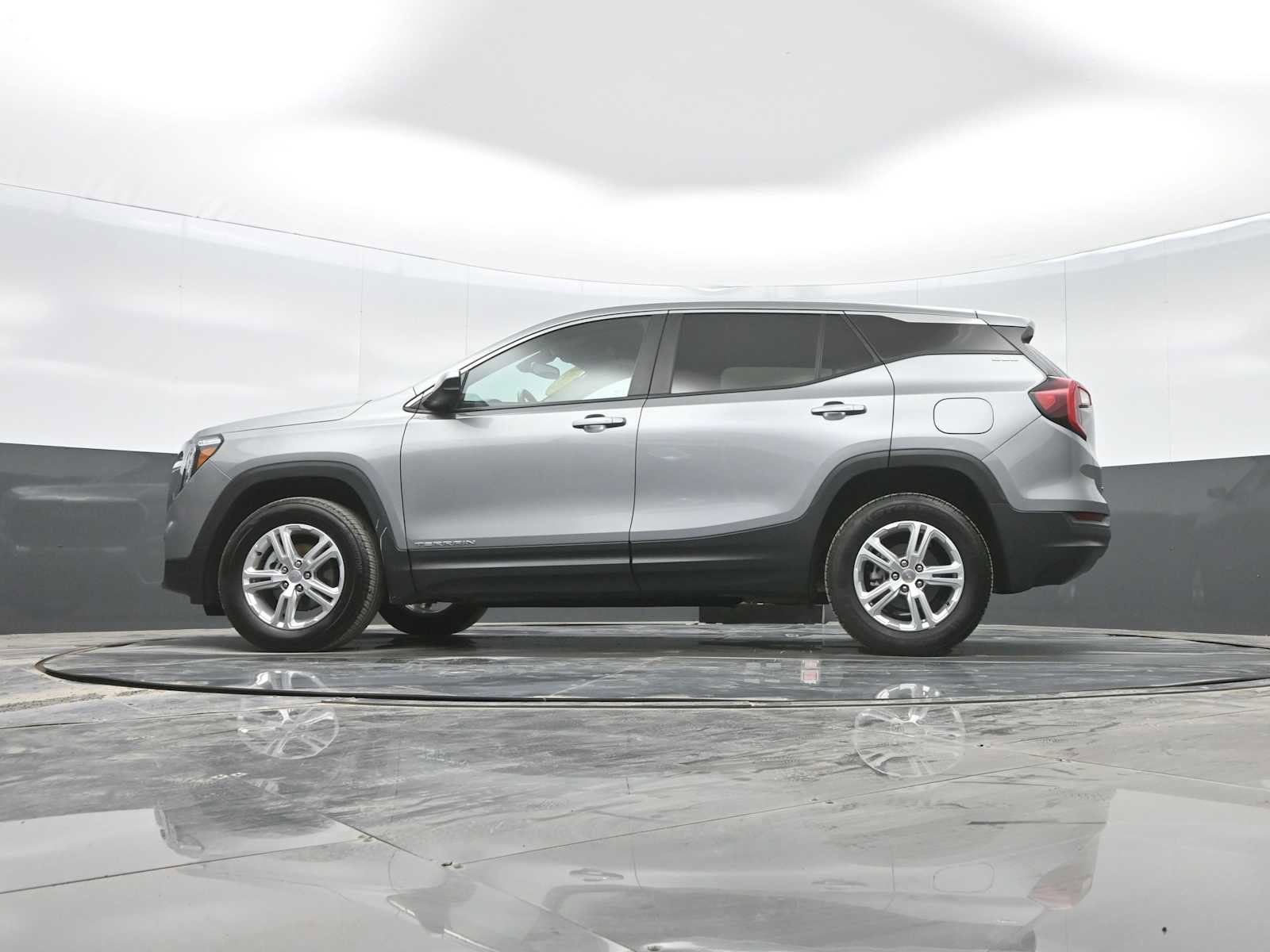 Used 2024 GMC Terrain SLE image 24