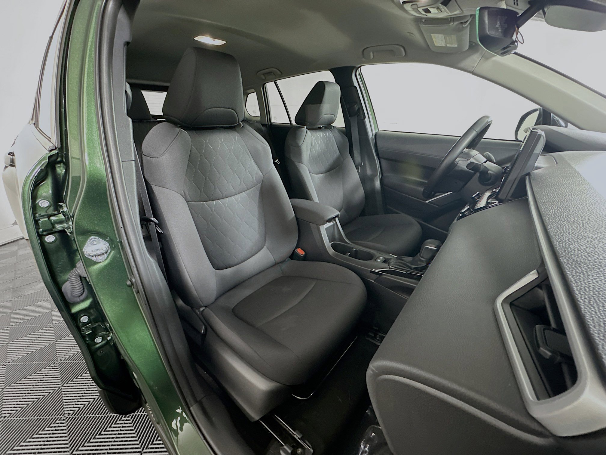 Used 2025 Toyota Corolla Cross LE image 28