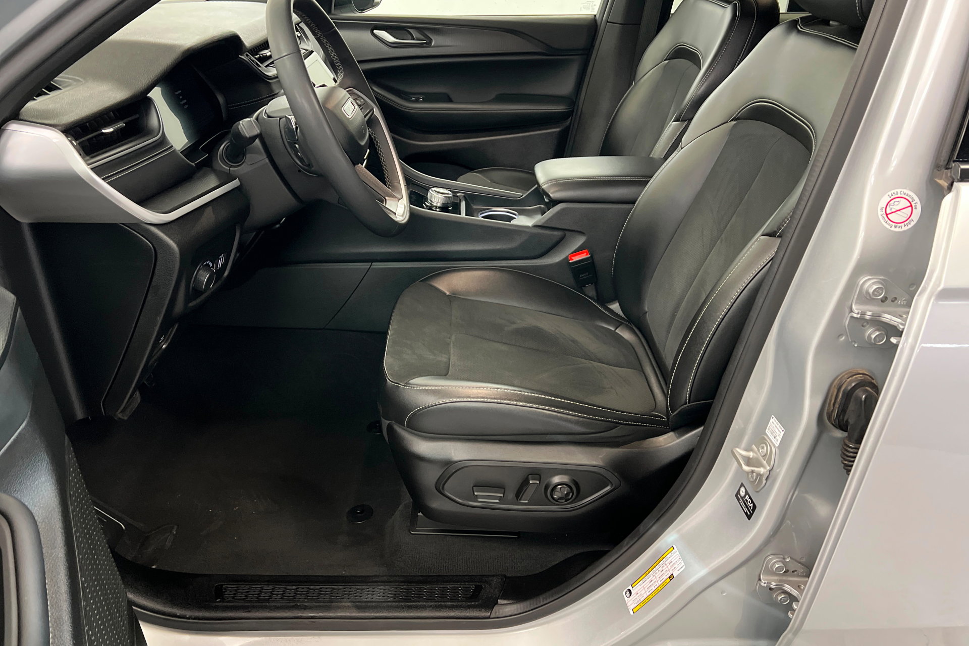 Used 2024 Jeep Grand Cherokee L Laredo image 18