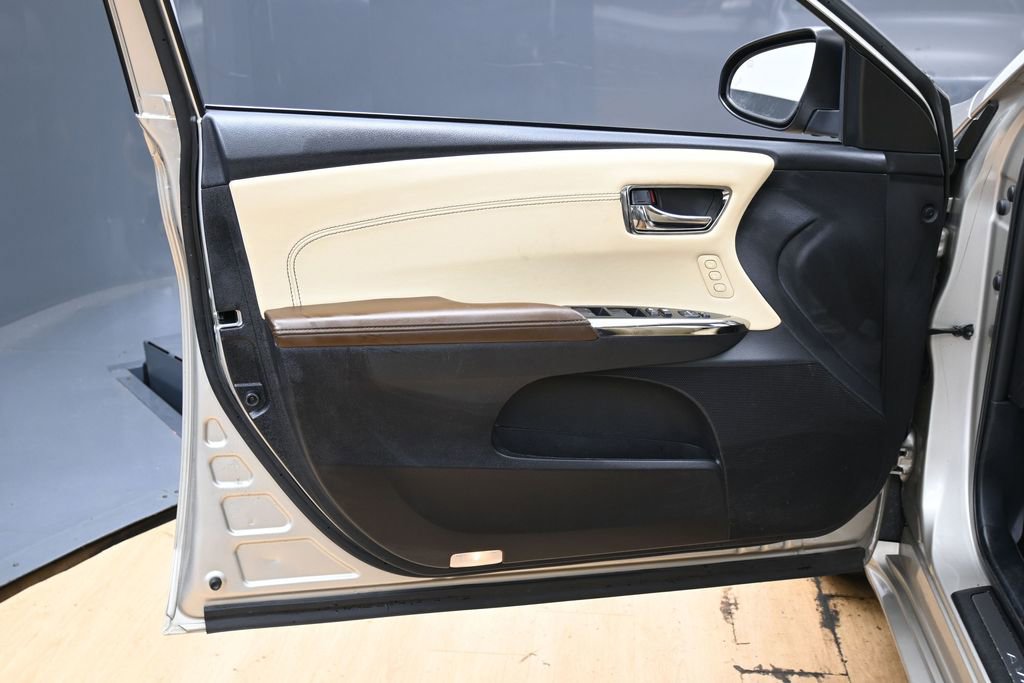 Used 2014 Toyota Avalon Limited image 39