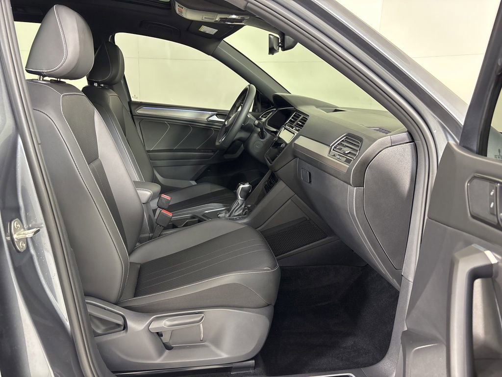 Used 2023 Volkswagen Tiguan SE R-Line image 12