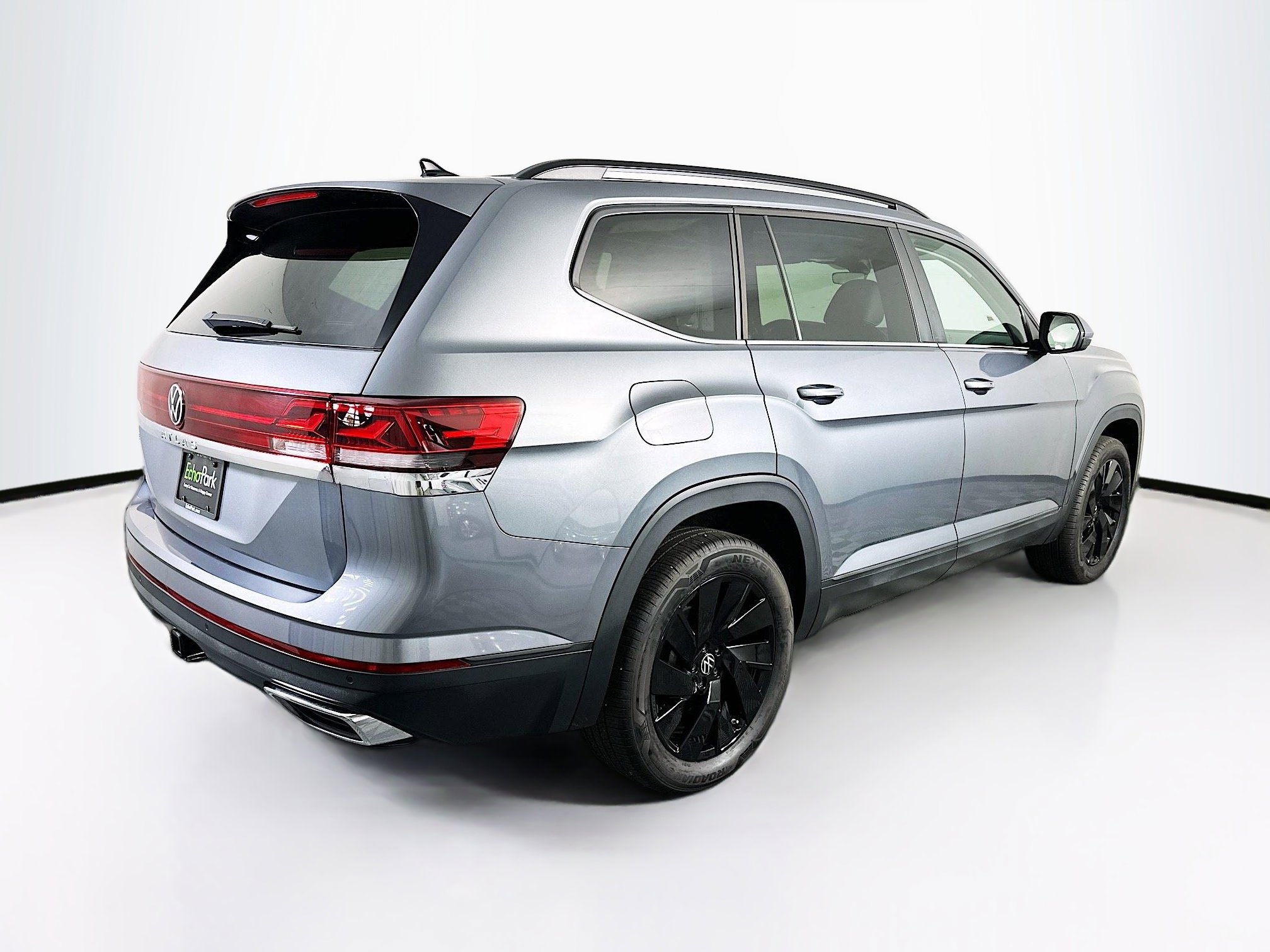 Used 2024 Volkswagen Atlas SE w/ Black Wheel Package FWD image 9
