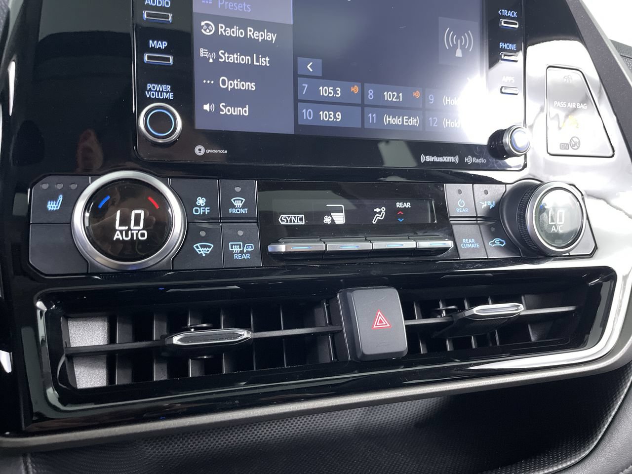 Used 2020 Toyota Highlander XLE AWD/4WD image 17