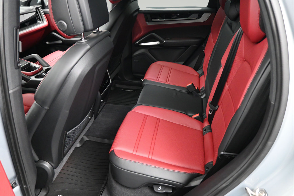 Certified 2025 Porsche Cayenne E-Hybrid AWD/4WD image 7