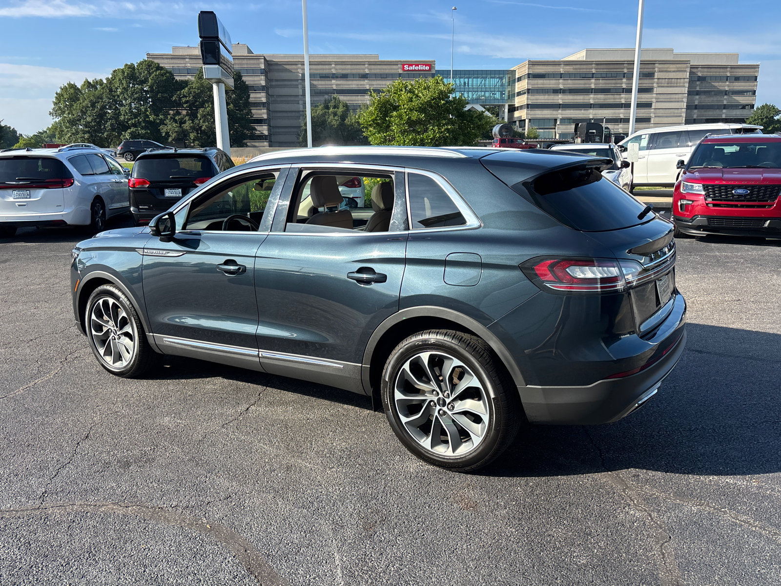 Used 2023 Lincoln Nautilus Reserve w/ Cargo Utility Package AWD/4WD image 5