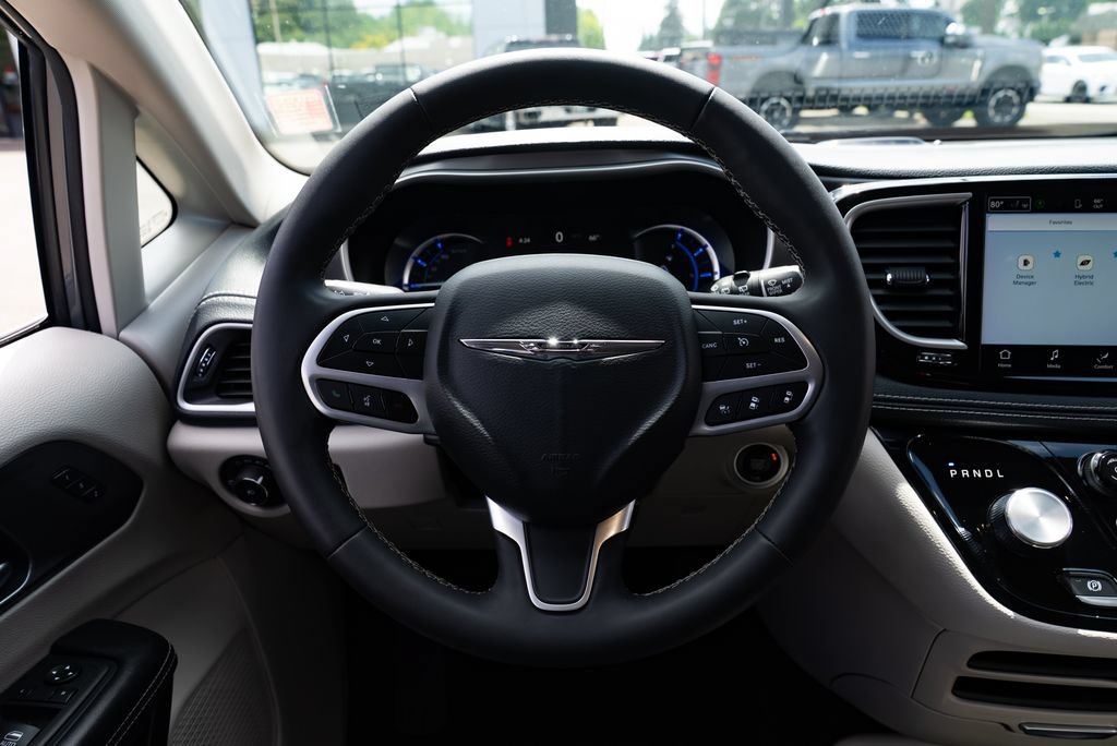 Used 2023 Chrysler Pacifica Touring-L FWD image 11