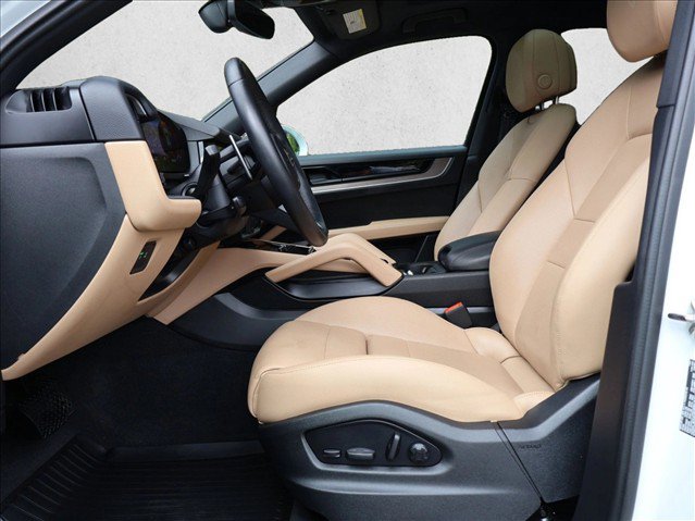 Used 2025 Porsche Cayenne AWD/4WD image 21