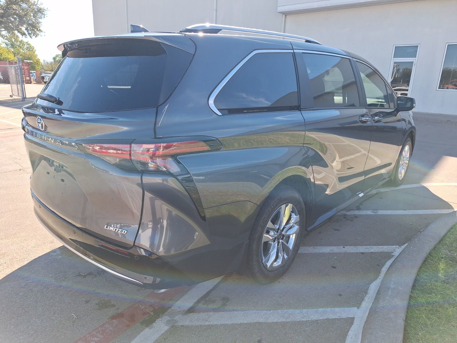 Used 2025 Toyota Sienna Limited image 6