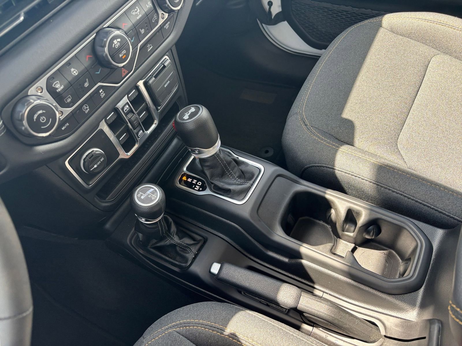 Used 2025 Jeep Wrangler Sahara image 39