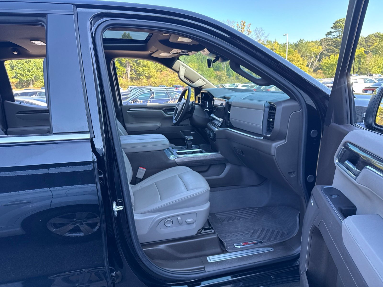 Used 2025 Chevrolet Silverado 1500 LTZ w/ LTZ Premium Package AWD/4WD image 44