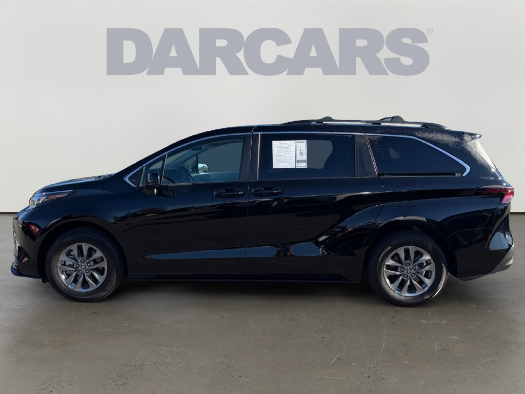 Used 2026 Toyota Sienna LE AWD/4WD image 4