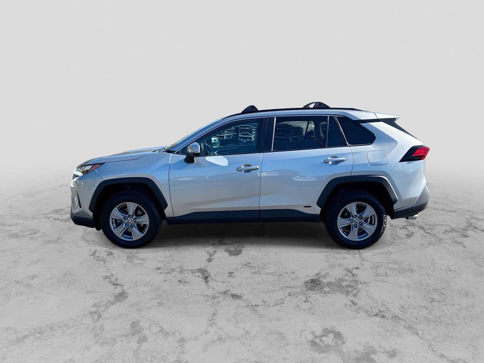 Used 2022 Toyota RAV4 XLE w/ Convenience Package AWD/4WD image 5
