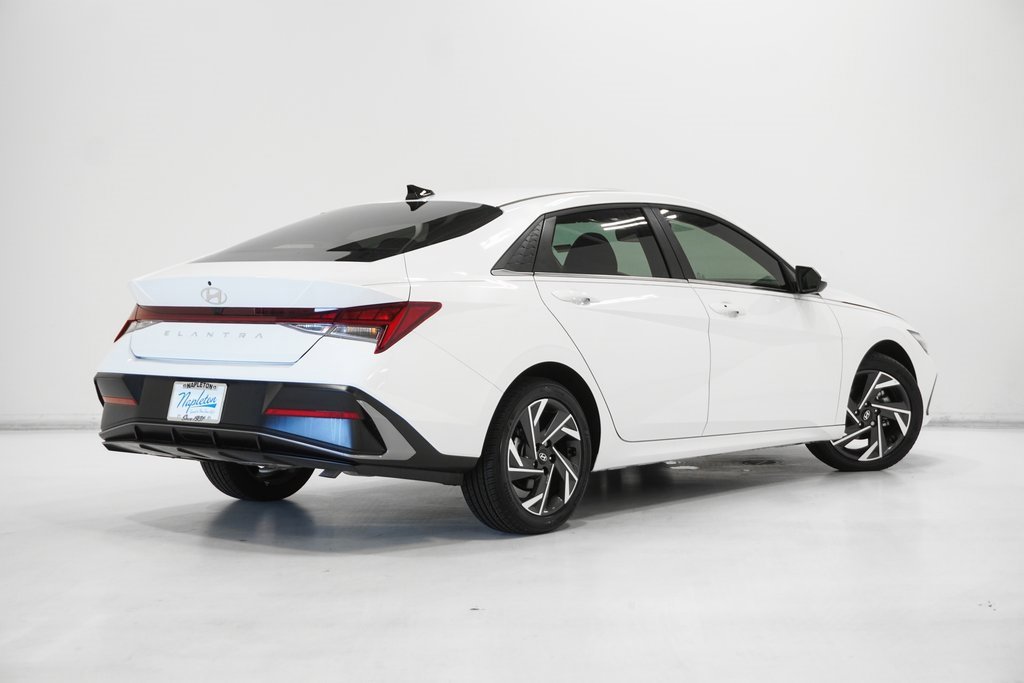 Used 2025 Hyundai Elantra SEL w/ Cargo Package image 7
