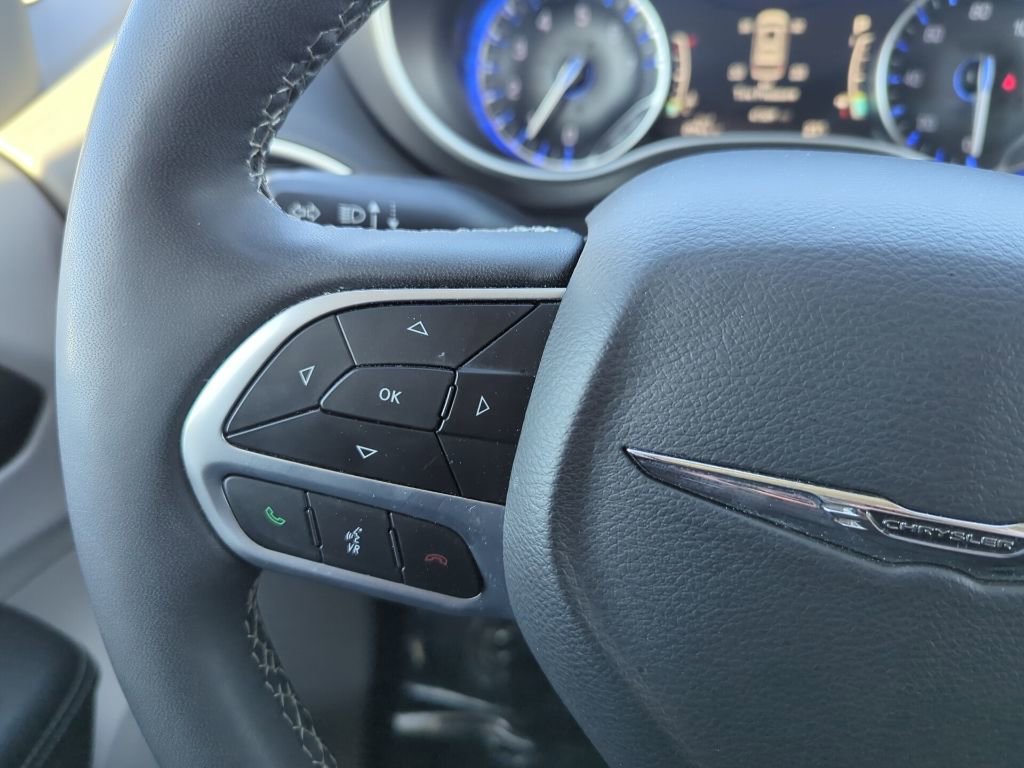 Used 2024 Chrysler Pacifica Touring-L image 24