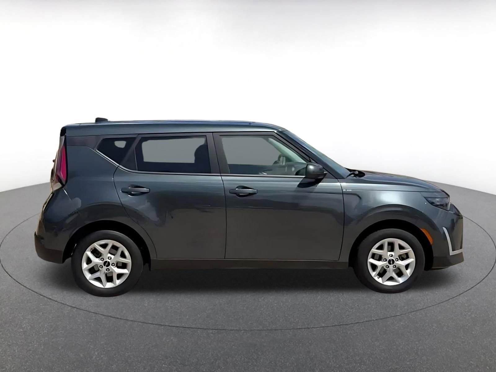 Used 2025 Kia Soul LX w/ LX Technology Package FWD image 16