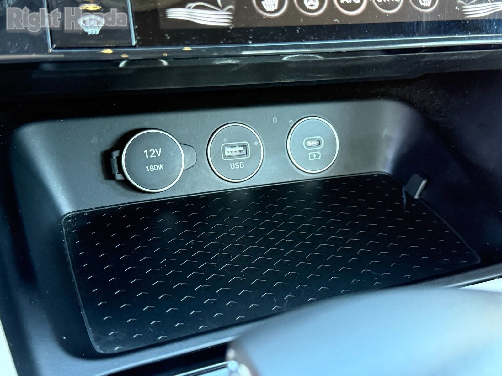 Used 2025 Genesis G70 2.5T image 25