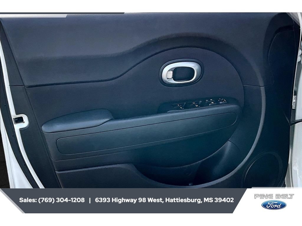 Used 2016 Kia Soul + FWD image 17
