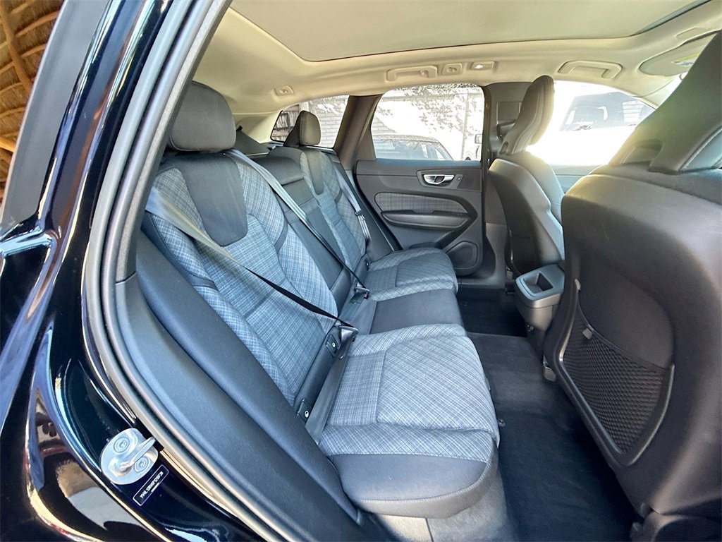 Used 2023 Volvo XC60 B5 Core image 32
