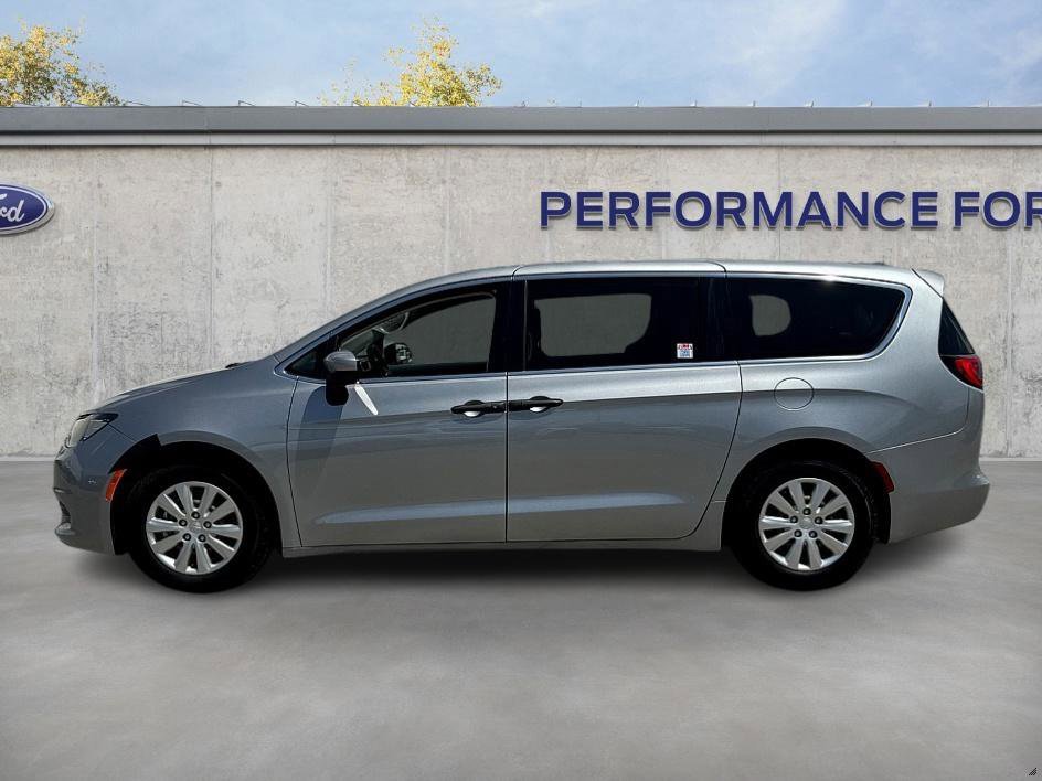 Used 2020 Chrysler Voyager L image 9