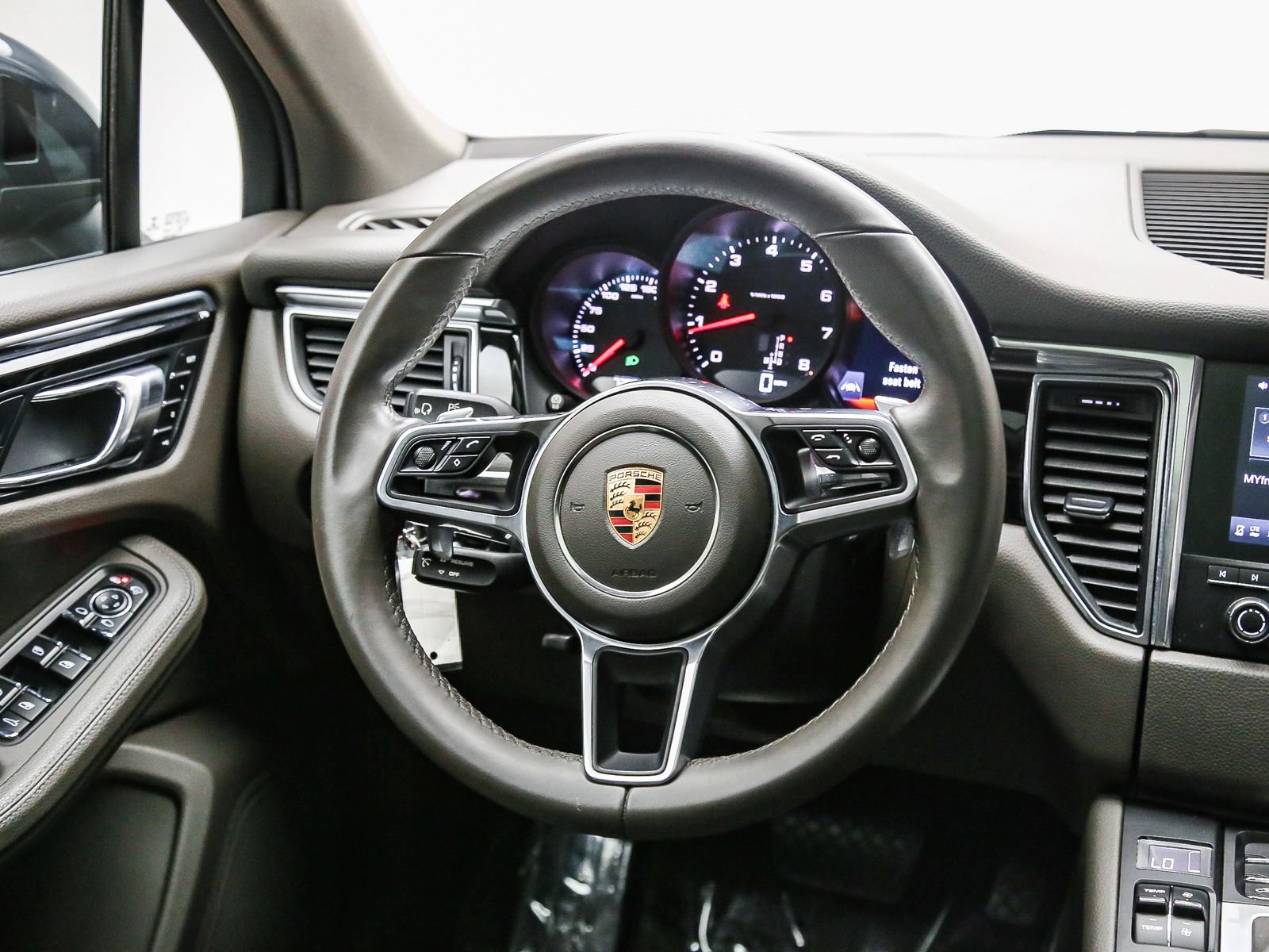 Certified 2017 Porsche Macan AWD/4WD image 18