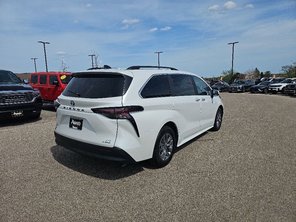 Used 2024 Toyota Sienna XLE AWD/4WD image 5