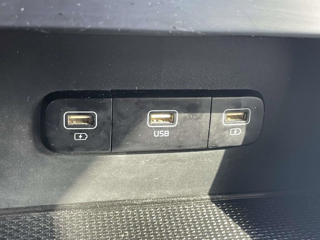 Used 2022 Kia Carnival LX image 28