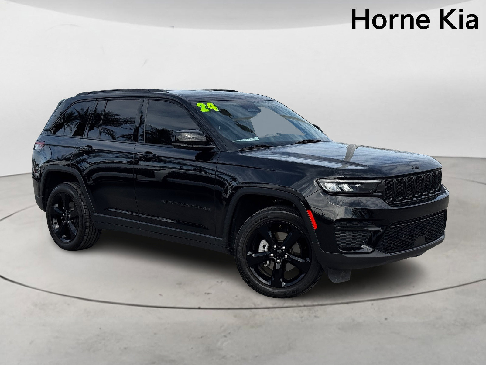 Used 2024 Jeep Grand Cherokee Altitude image 2