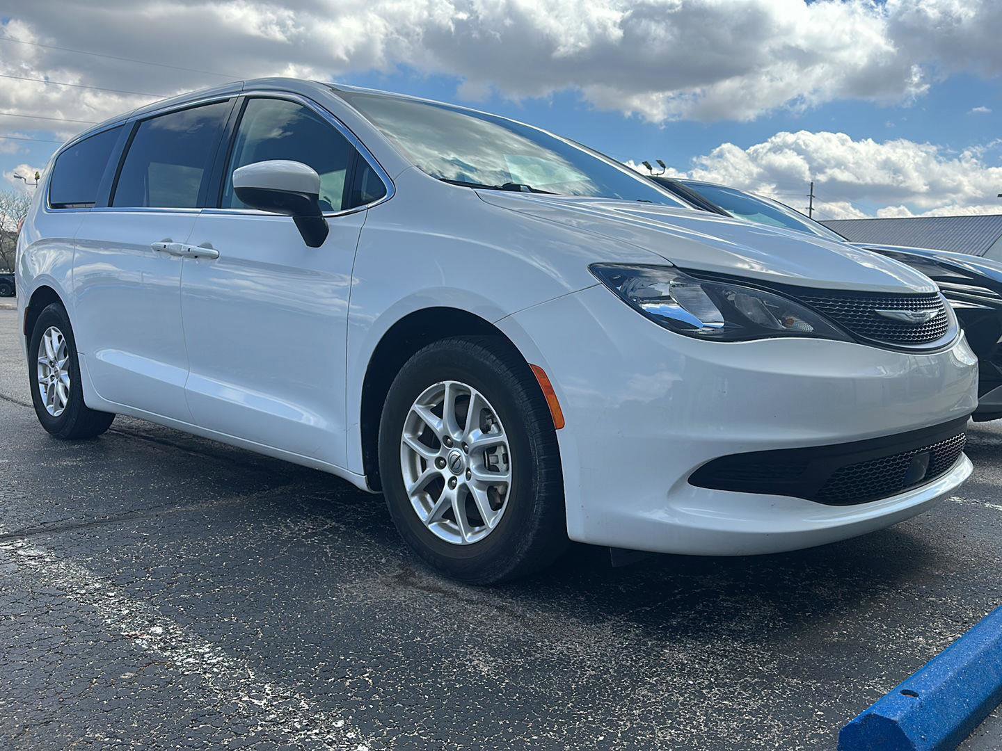 Used 2022 Chrysler Voyager LX FWD image 3