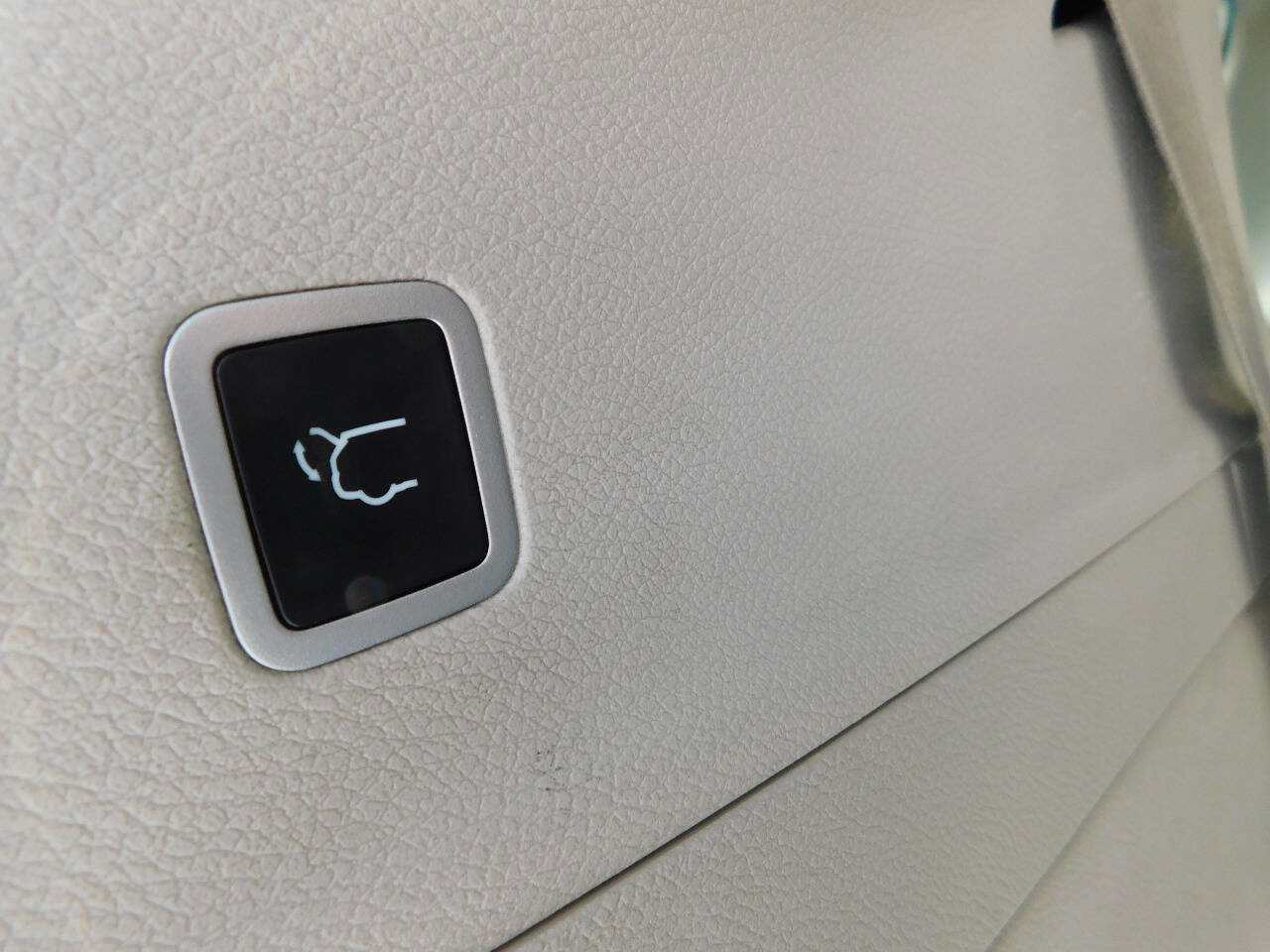 Used 2022 Chrysler Voyager LX image 24