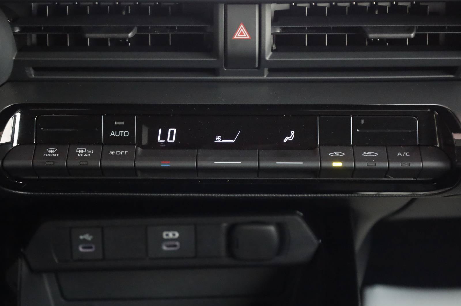 Used 2024 Toyota Prius LE FWD image 39
