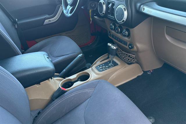Used 2014 Jeep Wrangler Unlimited Rubicon w/ Connectivity Group AWD/4WD image 16