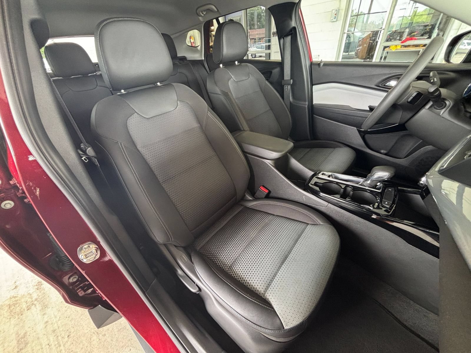 Used 2025 Chevrolet Trax LT FWD image 36
