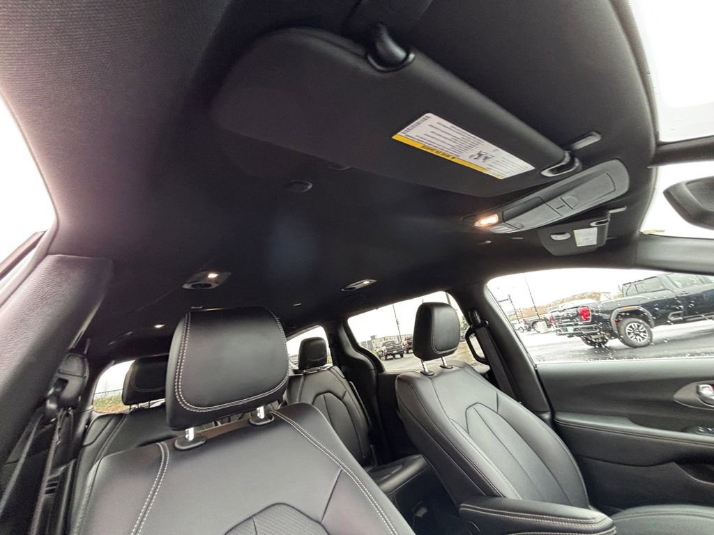 Used 2025 Chrysler Pacifica Select image 28