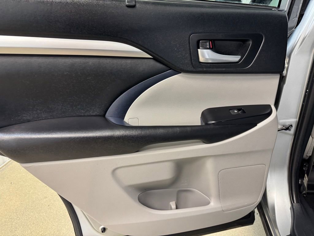 Used 2019 Toyota Highlander XLE FWD image 14