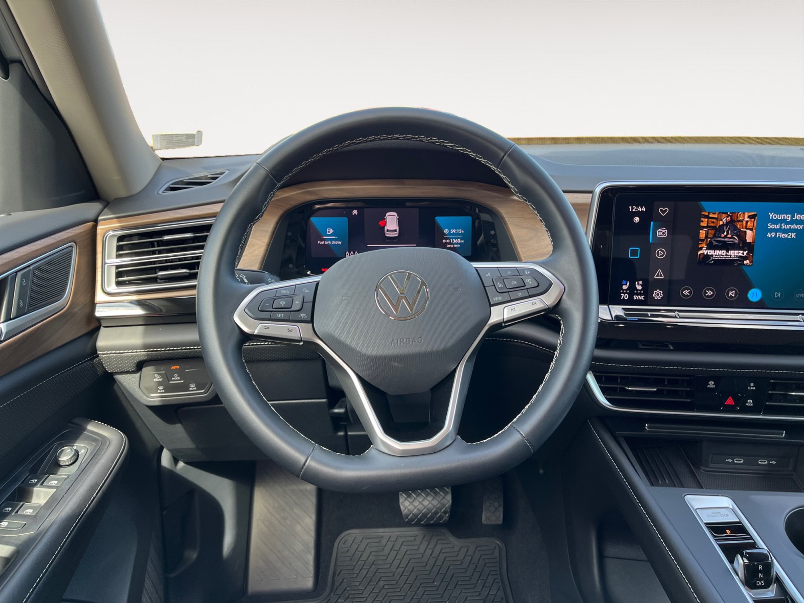 Used 2025 Volkswagen Atlas SE AWD/4WD image 15